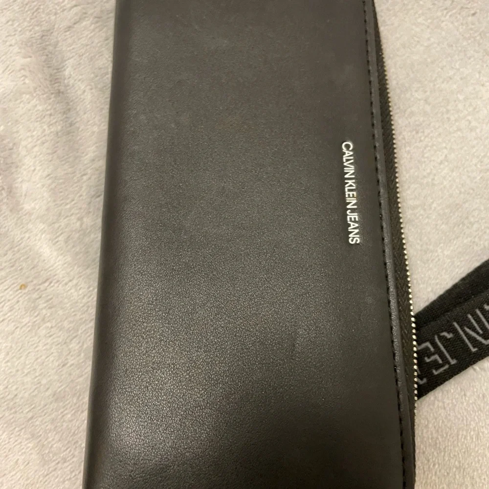 Calvin Klein - Picture 2 of 4